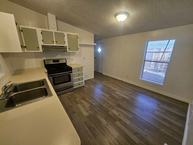 Building Photo - Newly Remolded 3 Bedroom Manufactured Home...