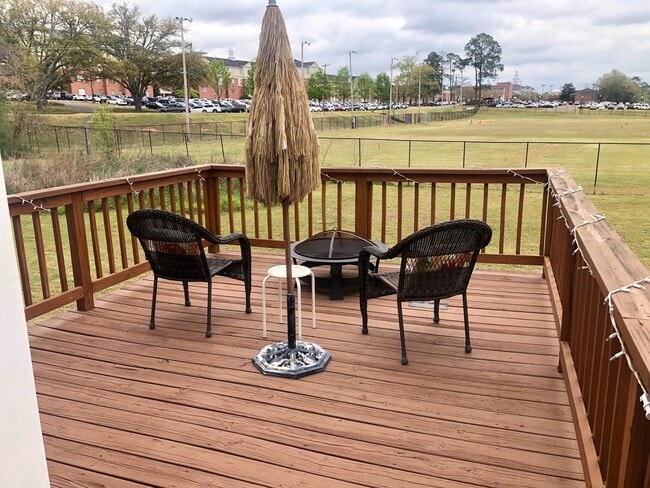 Building Photo - Cute cottage next to campus!