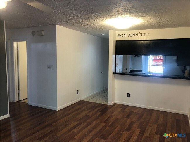 Building Photo - 421 W San Antonio St