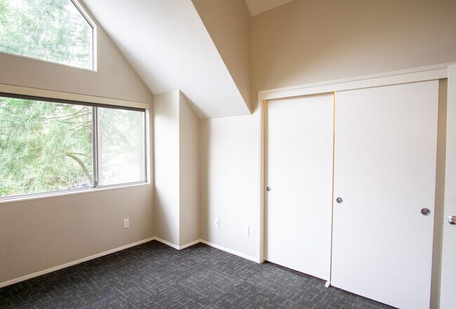 Building Photo - Fantastic Lake Oswego 2Bdr w/Fireplace, Dishwasher & W/D + Balcony