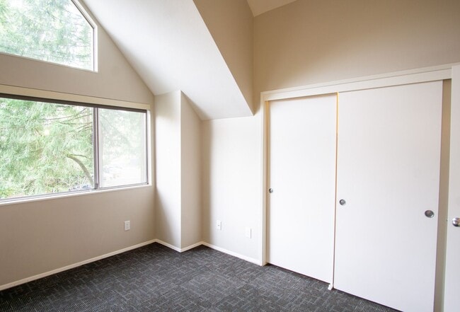 Building Photo - FREE RENT: Fantastic Lake Oswego 2Bdr w/Fireplace, Dishwasher & W/D + Balcony