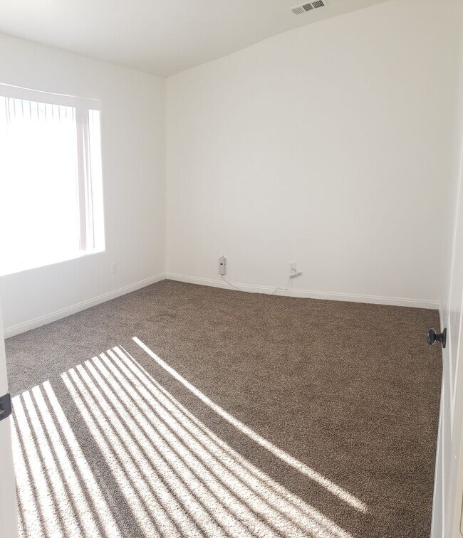 Building Photo - COMING SOON 4 bed 2 bath home in Upper Friendly Hills Area