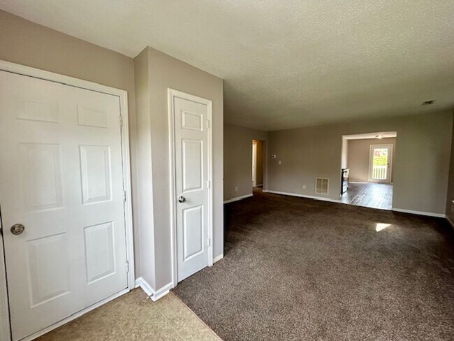 Building Photo - Beautiful 3 Bedroom 2 Bath Ranch On A Pond...