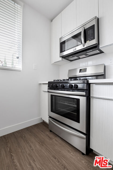 Building Photo - 1117 S Bronson Ave