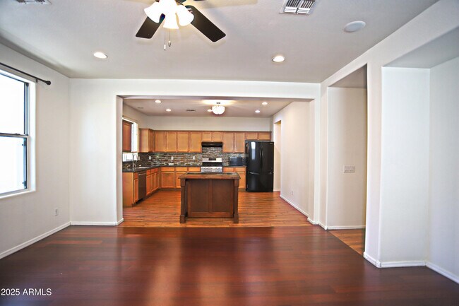 Building Photo - 1090 W Caroline Ln