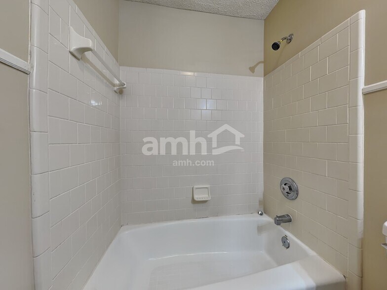 Building Photo - 138 Lions Gate Rd