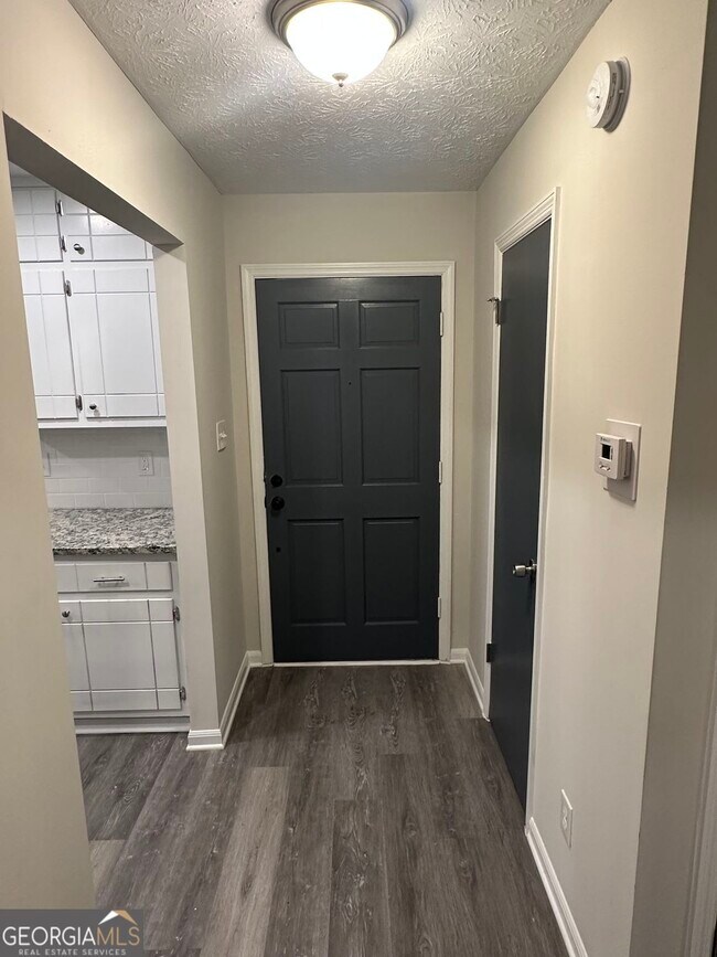 Building Photo - 6322 W Fayetteville Rd