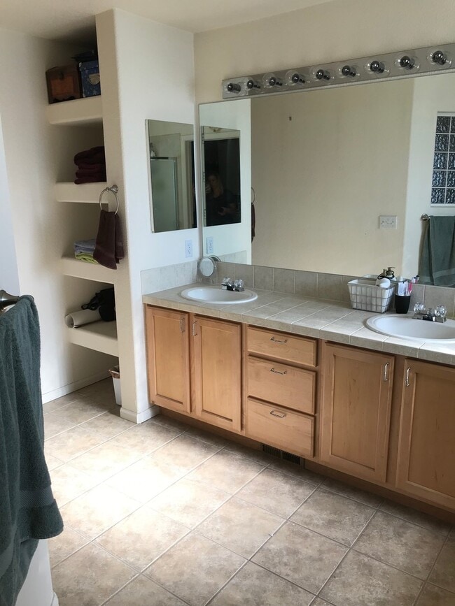 Building Photo - Beautiful 2 Bedroom/2 Bathroom Townhome in Kensington Estates