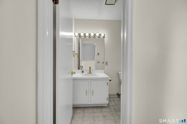 Building Photo - 925 Oronoke Rd