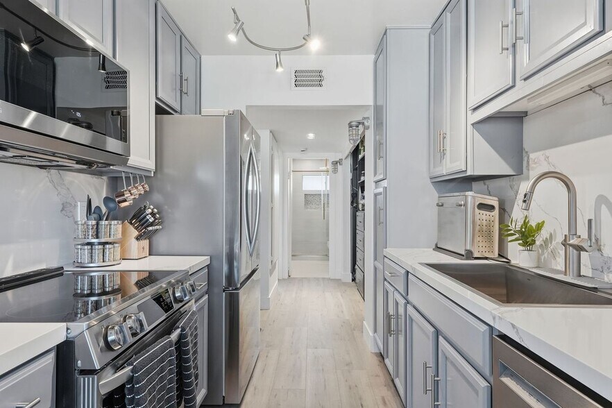 Building Photo - 450 W Vermont Ave