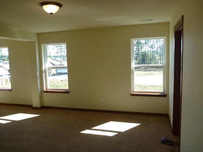 Building Photo - Impressive Dog Friendly Home Available!