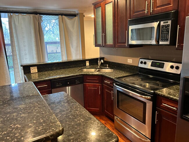Building Photo - 5500 Hillcrest Ln