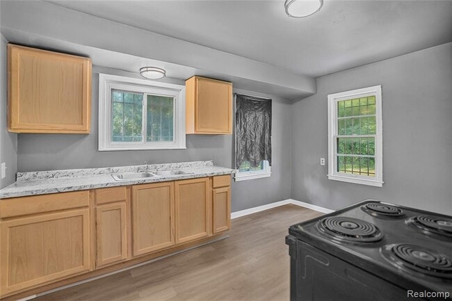 Building Photo - 1034 E Bundy Ave