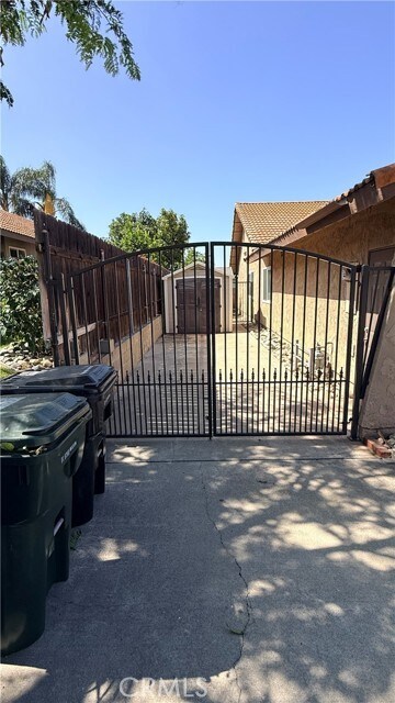 Building Photo - 10275 Banyan St