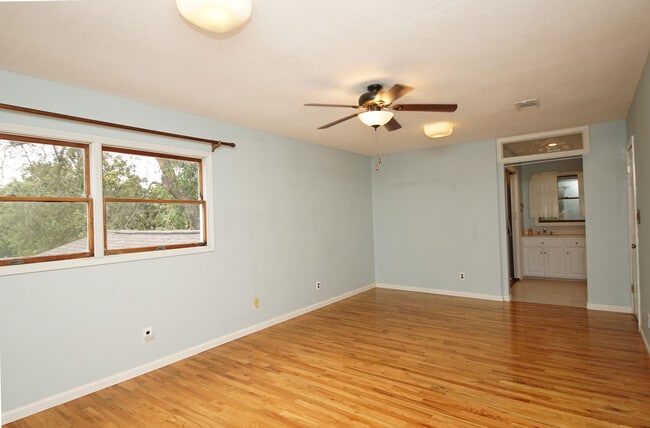 Building Photo - 223 S Bayshore Dr