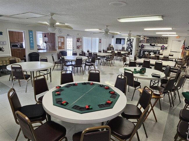 Building Photo - 161 SE Village Dr