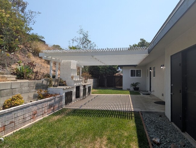 Building Photo - Single Story 3 Bedroom Home in Vista!