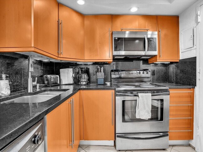 Building Photo - 401 Golden Isles Dr