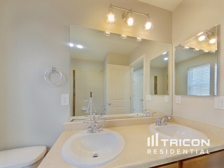 Building Photo - 6354 N Genoa Way