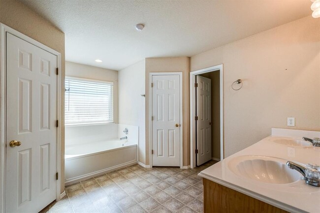 Building Photo - 706 Lakeview Dr