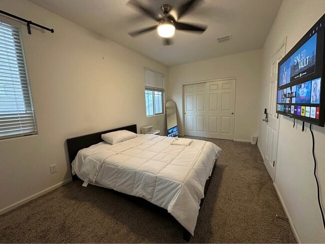 Building Photo - Layton lake oversized private room