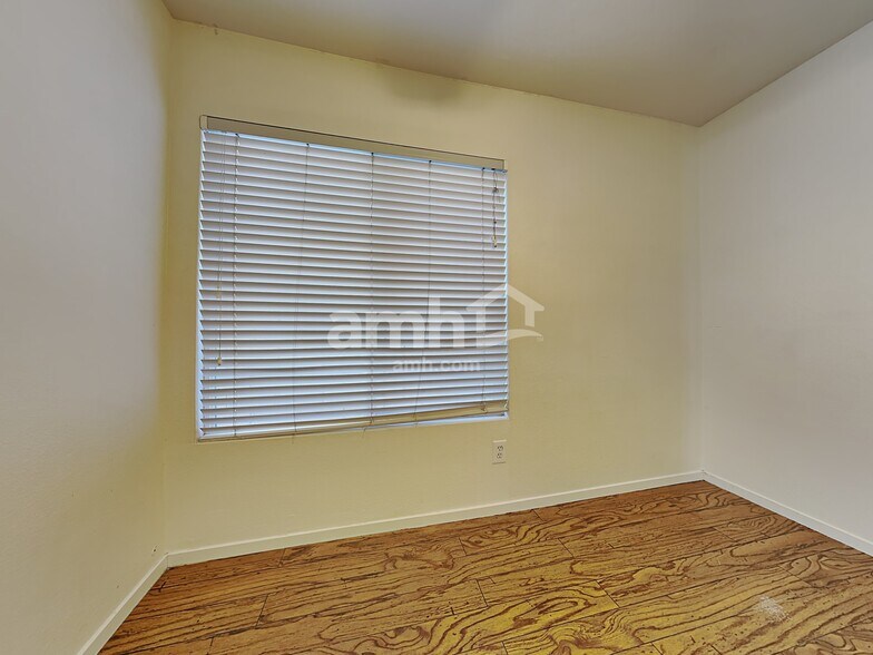 Building Photo - 1951 Silver Whisper Ave