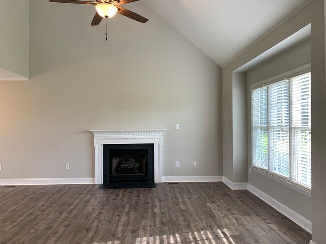 Building Photo - Pretty Home, Featuring 1st Floor Master Su...