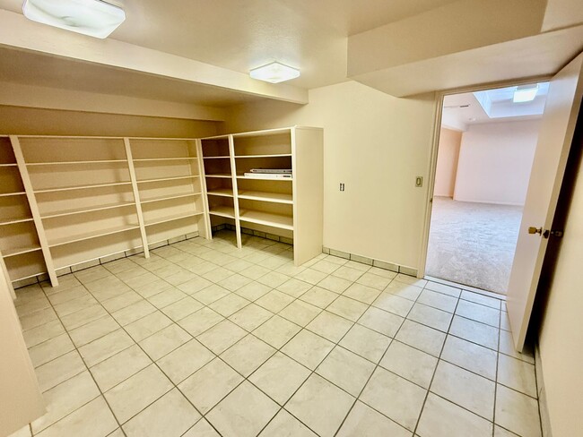 Building Photo - Distinctive and Spacious 5-BR Home in Bloomington