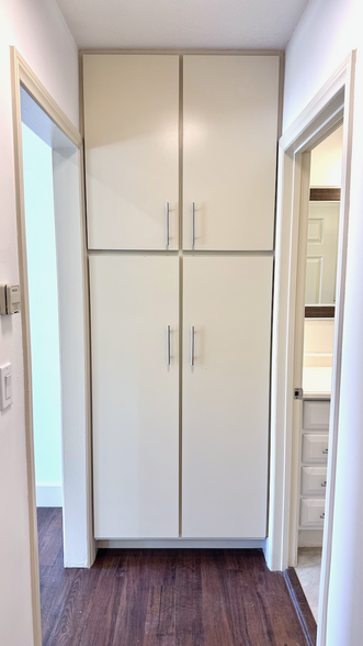 linet closet - 2821 1/2 S Sycamore Ave