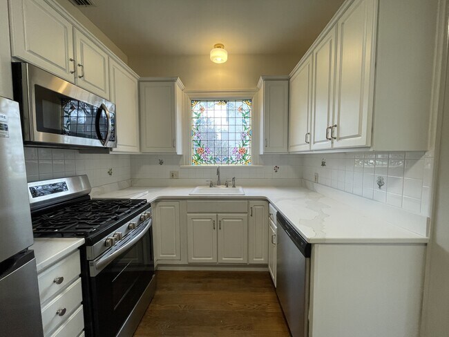 Building Photo - 3417 Plymouth Pl