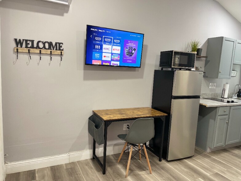 Primary Photo - 1367 Riverland Rd