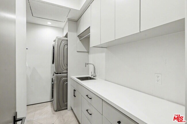 Building Photo - 418 N Sweetzer Ave