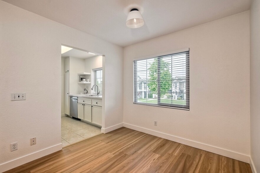 Building Photo - 10910 Summerdale Way