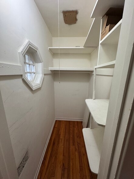 Building Photo - 5767 San Vicente Blvd