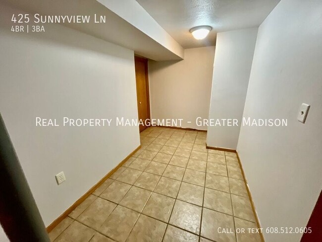 Building Photo - 425 Sunnyview Ln