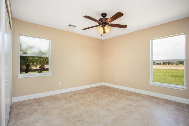 Building Photo - Leesburg 3/2 with Split Bedroom and Covered Back Patio