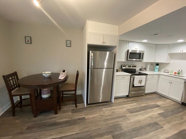 Building Photo - Beautiful & Fully Renovated 2 Bedroom / 1....