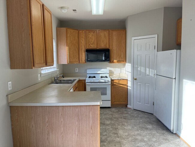 Building Photo - UPDATED TOWNHOUSE IN FREDERICKSBURG - CLOS...