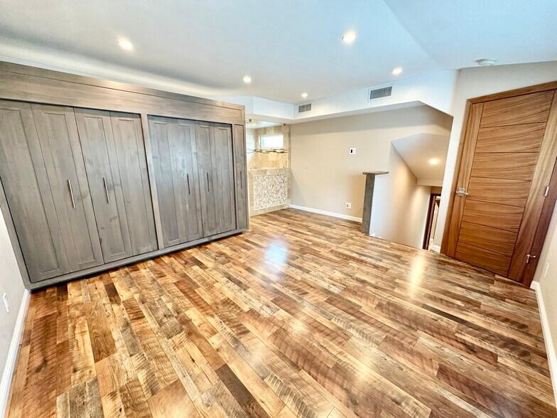 Building Photo - 15 Quarterdeck St