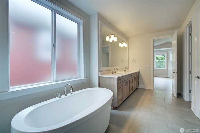 Building Photo - 5Bd/4Ba Bellevue House