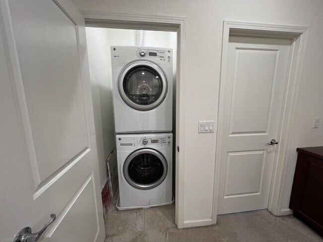 Building Photo - Spacious 2 Bedroom Townhome in San Jose