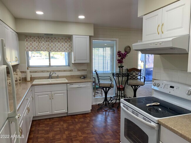 Building Photo - 10138 W Pinehurst Dr