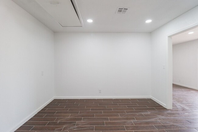 Building Photo - 4 Bed | 2 Bath in East Tulsa!