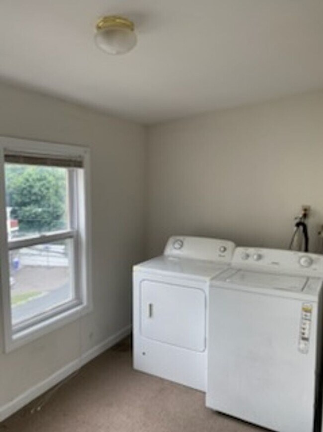 Building Photo - Lovely Brighton 4-bed, 2-bath Townhouse Near BC