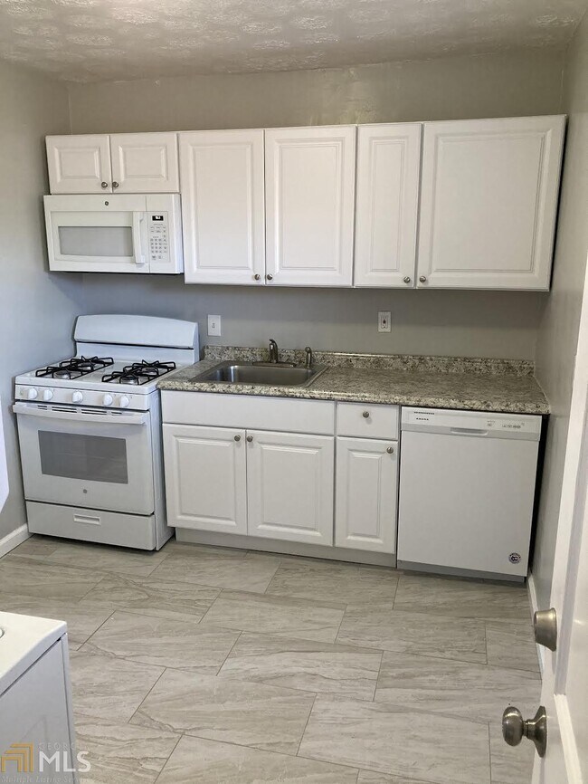 Building Photo - 615 3rd Ave