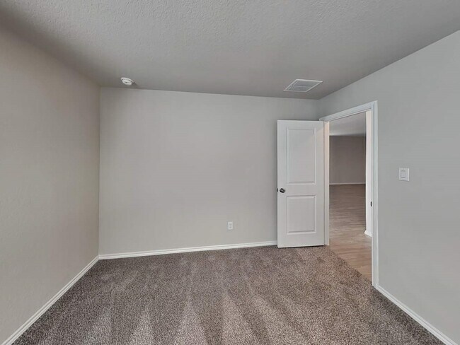 Building Photo - 144 Hollywood Dr