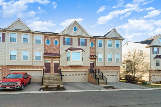 Building Photo - *UPCOMING* 3 Bedroom 2.5 Bath Town-Home Lo...