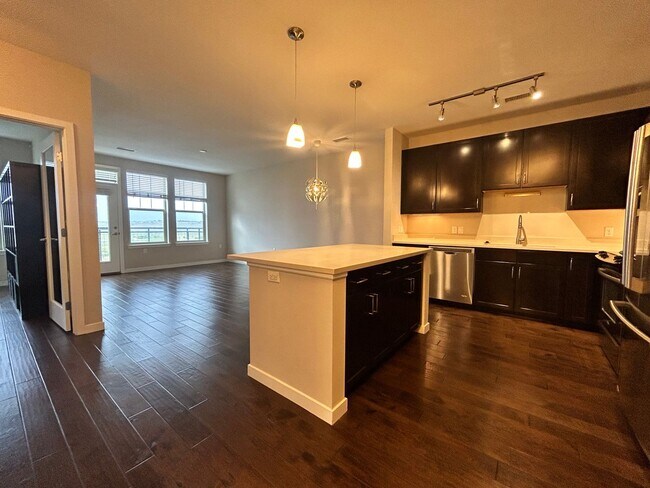 Building Photo - Top floor 2bd 2 bath condo conveniently located in Broomfield!