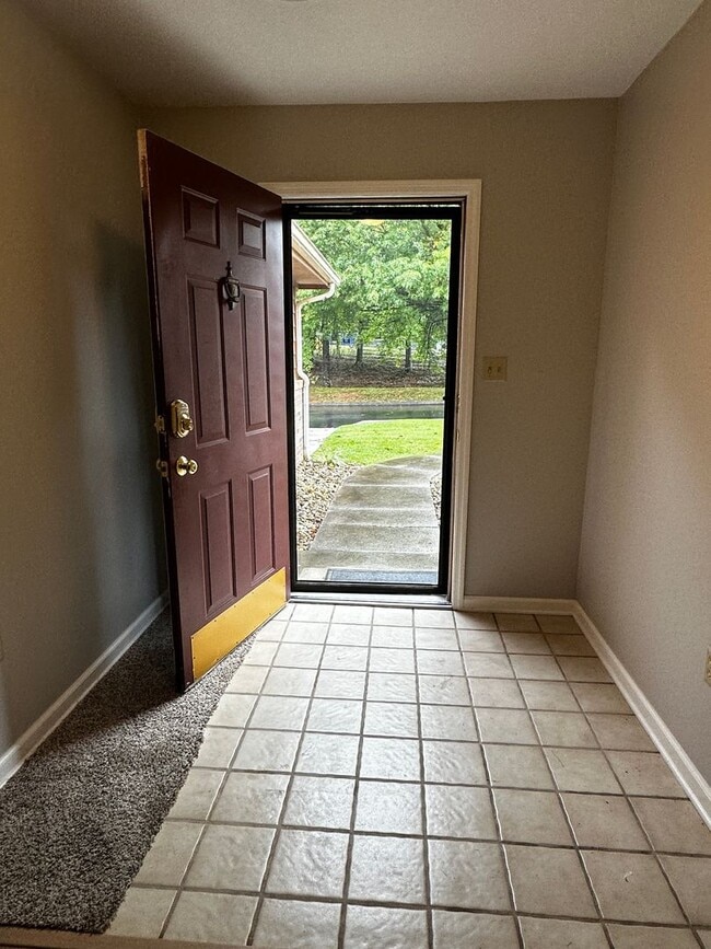 Building Photo - 2 Bedroom/2.5 Bath in Lyn Mar Downs