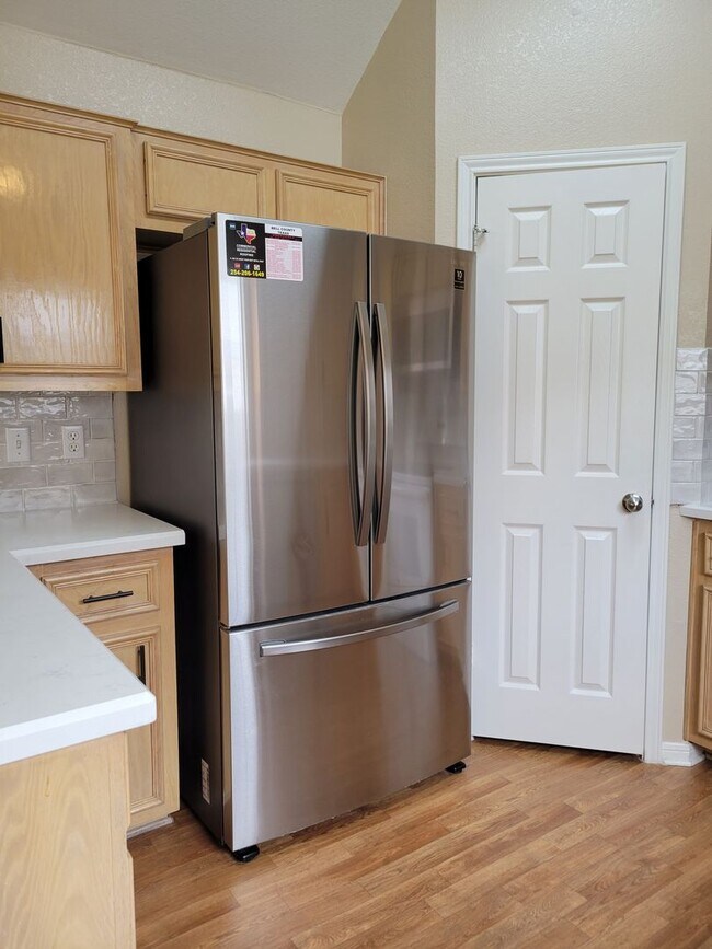 Building Photo - 3bd/2ba house close to major shopping, restaurants, and Ft. Hood!